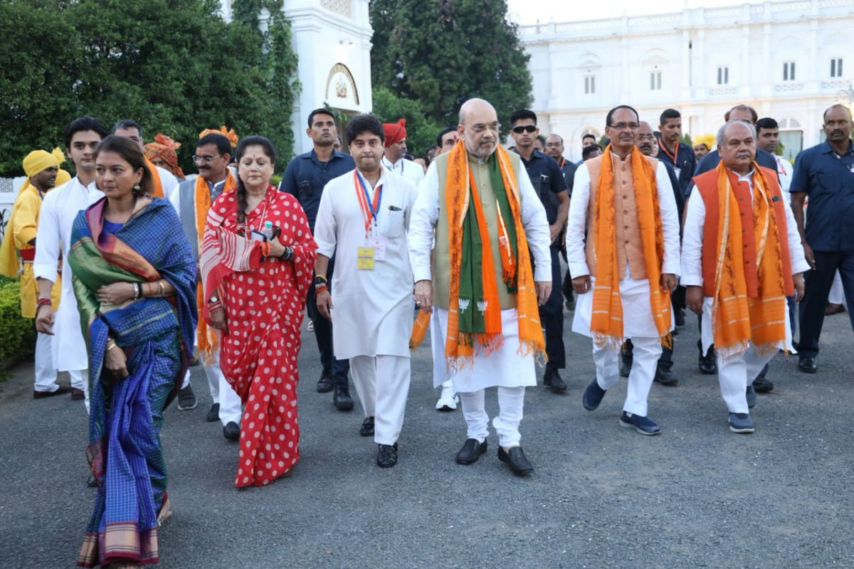 Union Home and Cooperation Minister Shri Amit Shah lays foundation stone of the new terminal building of #GwaliorAirport
Shri Shah also inaugurated a gallery in Jai Vilas Palace Museum showcasing the  glorious history of Marathas
pib.gov.in/PressReleasePa…
@JM_Scindia @MoCA_GoI