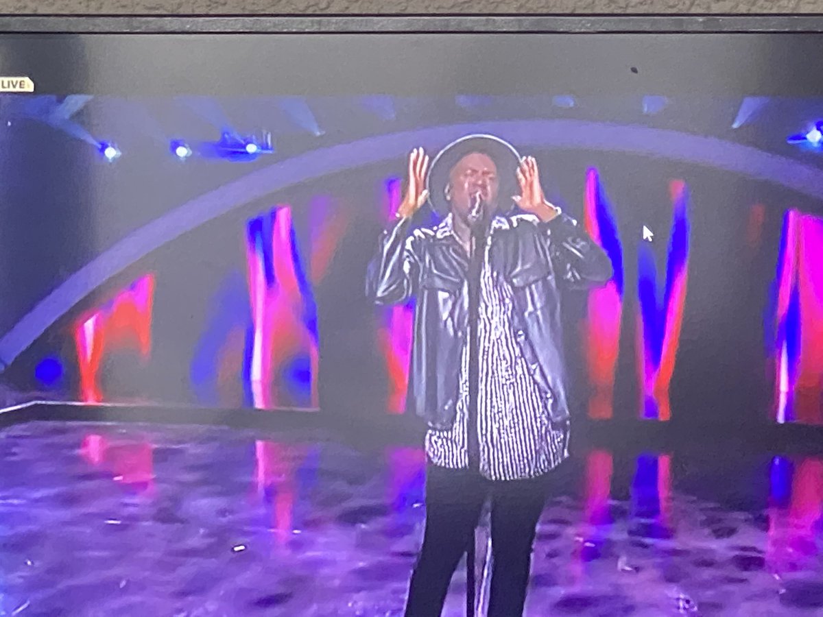 TheCPTtwins's tweet photo. Thapelo’s voice !! I enjoyed this performance 🖤🖤 he is doing the things !!! This guy!!! ⭐️⭐️⭐️✨✨✨@IdolsSA #IdolsSA https://t.co/f3qiE4W6fc