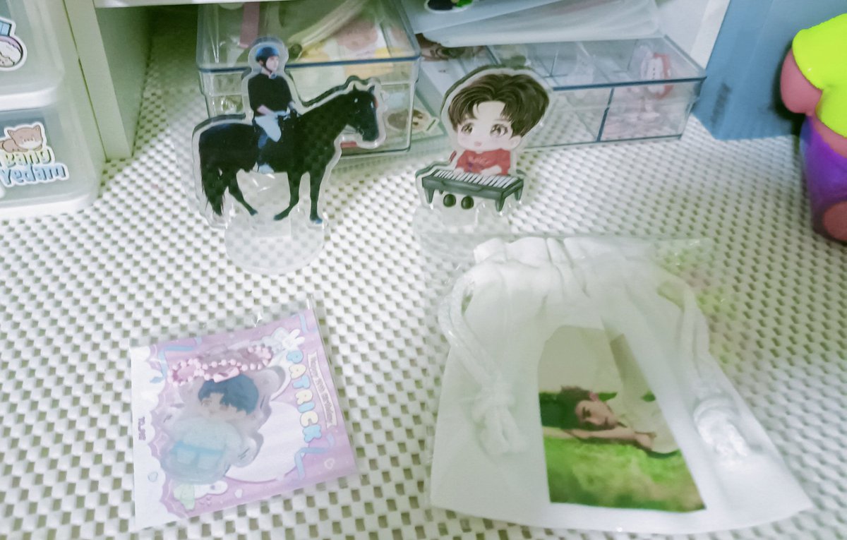 Siriorn18's tweet photo. ได้รับกอวจากแม่ตต แล้วนะค่าา
ทั้งหล่อทั้งน่ารักเลยค่าา 🏇🏻👼🏻
จะเก็บไว้เป็นอย่างดีเลยค่าา♥️💗

#แพทริค19ปีจปดมีกอวมาแจก 
#INTO1Patrick #แพทริค 
@patrick_pppat 
#กิ๊กพี่เป้ยกั๊กพ่ายพ่าย @tuktar38
#TO_PAT https://t.co/VZ2uLJpABM