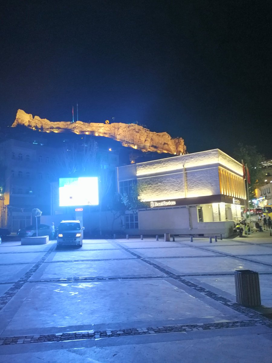 Biri şu reklam panosunu başka bir yere koyabilir mi? <a href="/MardinBuyukshr/">Mardin Büyükşehir Belediyesi</a>