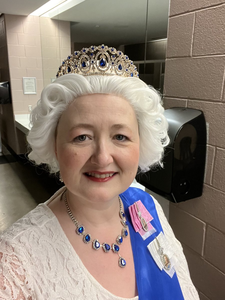 Bobuta's tweet photo. Yesterday was hell, today is heaven 😜
@fanexpodallas #cosplay #thequeen #queenelizabeth #royals https://t.co/m9gjYM3Yxd