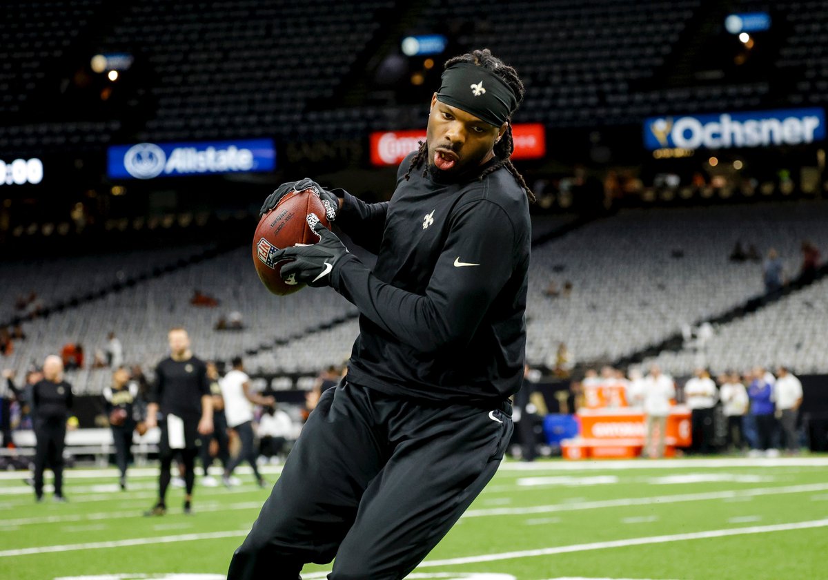 nick_underhill's tweet photo. Receivers warming up. https://t.co/mRPIJgYugx