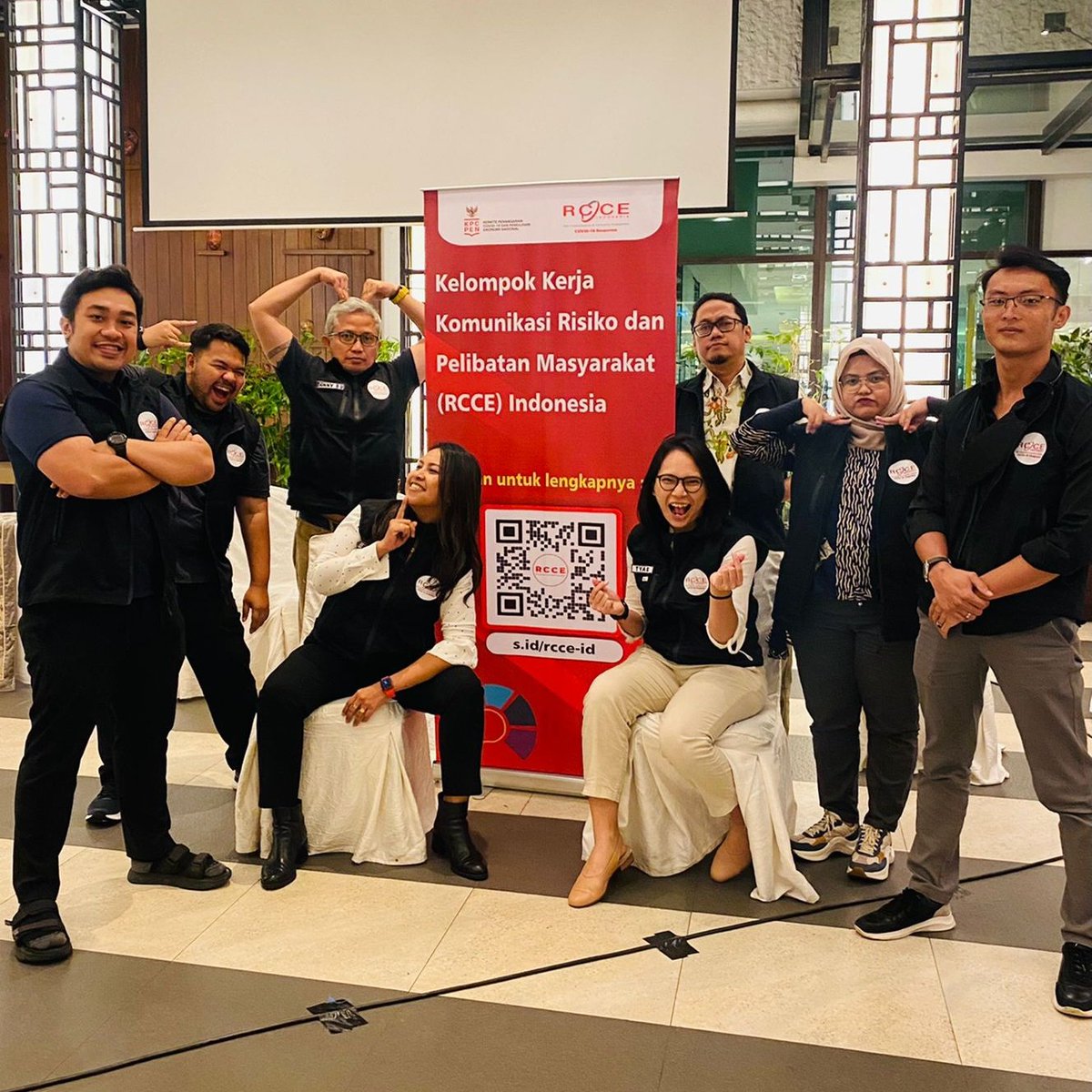 hasnapradityas's tweet photo. With the secretariat team of Risk Communication and Community Engagement (RCCE) Working Group Indonesia.
After 2,5 years with about 50s online Zoom, we're finally can see in person with the other group members! #Humanitarian #CommsIsAid #RCCE https://t.co/duPNcKKRts