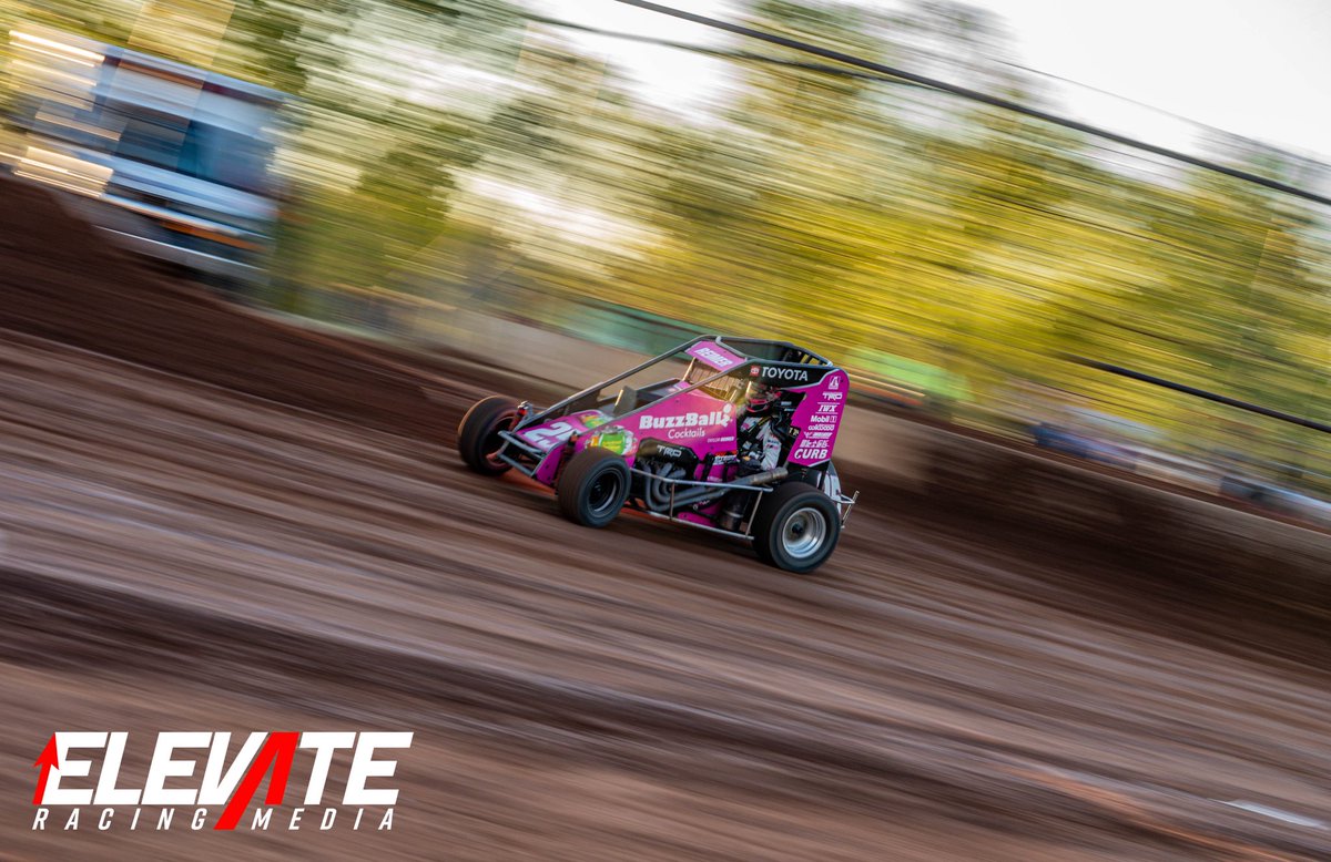 ElevateRacing's tweet photo. Golden hour + @Xtreme_Outlaw = 😍
.
.
@chancecrum83 | @DaisonPursley 
@tay_reimer | @jadeavedisian https://t.co/VO9s3KS4kk