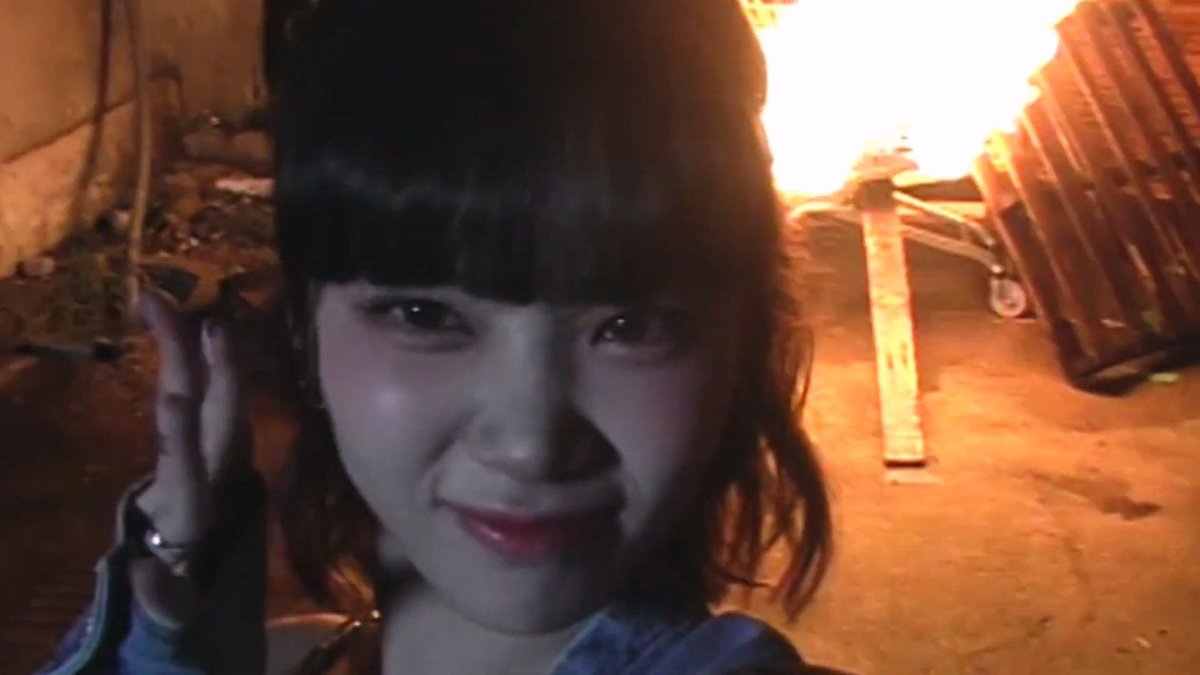 chaewon posing with fire.. it’s her thing