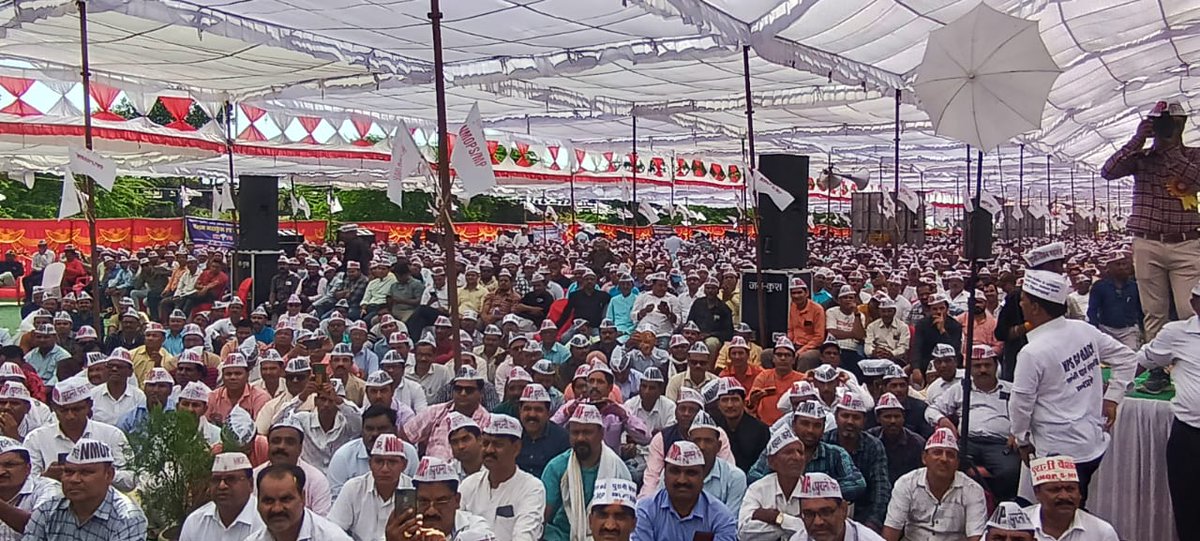 TrSanjayPatel1's tweet photo. जय युवा, जय अटेवा 

धीमे धीमे कहता क्या है शोर मचा 
हाकिम ऊँचा सुनता है शोर मचा 
दस्तक से जब हक़ का दरवाज़ा न खुले 
शोर मचाने से खुलता है शोर मचा 
🎷🎷🎤🎤🎤🎤🎤
पुरानी पेंशन बहाल करो https://t.co/1QLwyHJ8GF