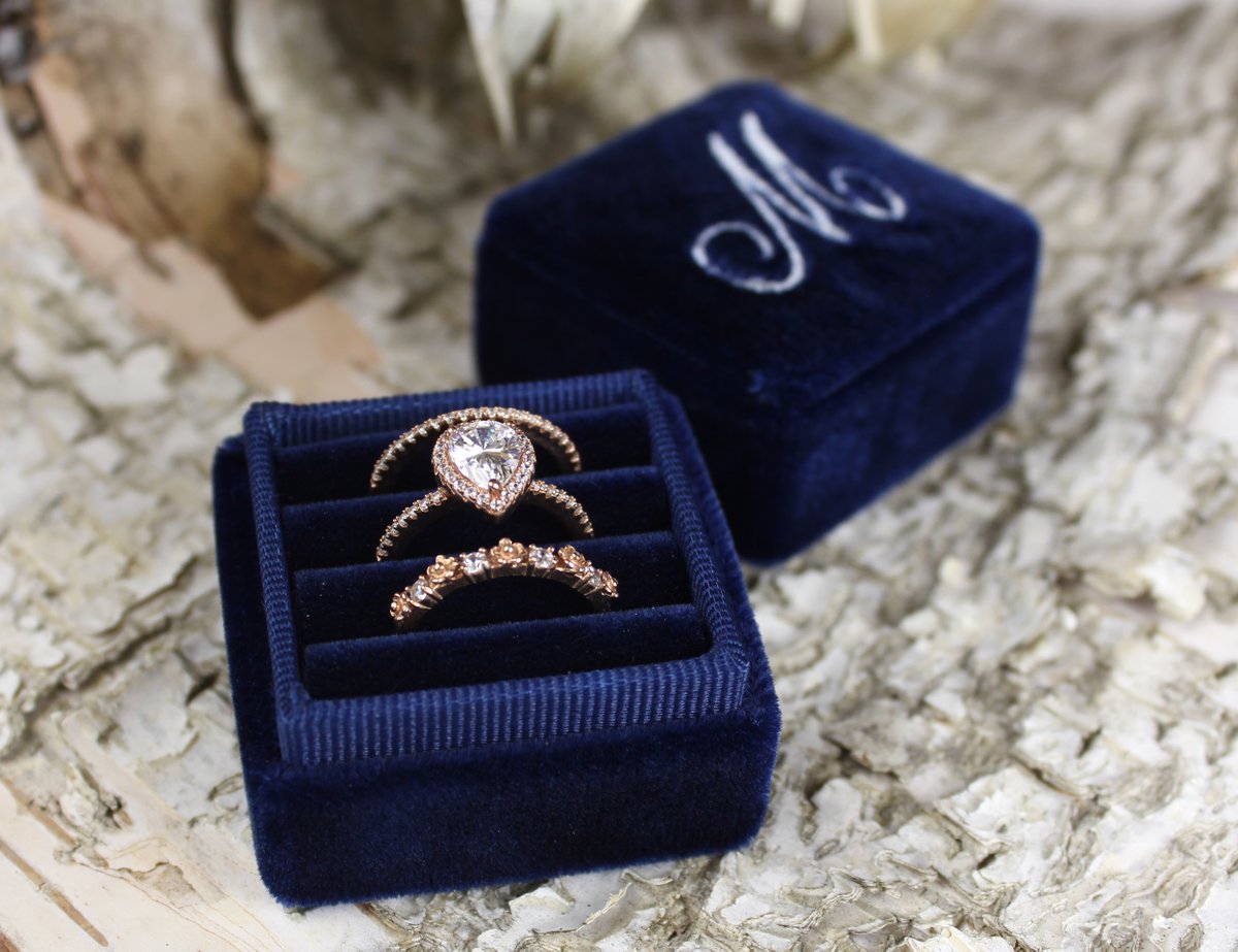 thefamilyjoolz's tweet photo. On #sale this week just in time for the fall and winter #wedding season! The popular three #ring #stacker box. Protect your #rings for years to come! Pick up yours today! https://t.co/whmBwywnmj #threeringbox #velvetringbox #ringbox #weddingringbox https://t.co/E7Q9P9lryx
