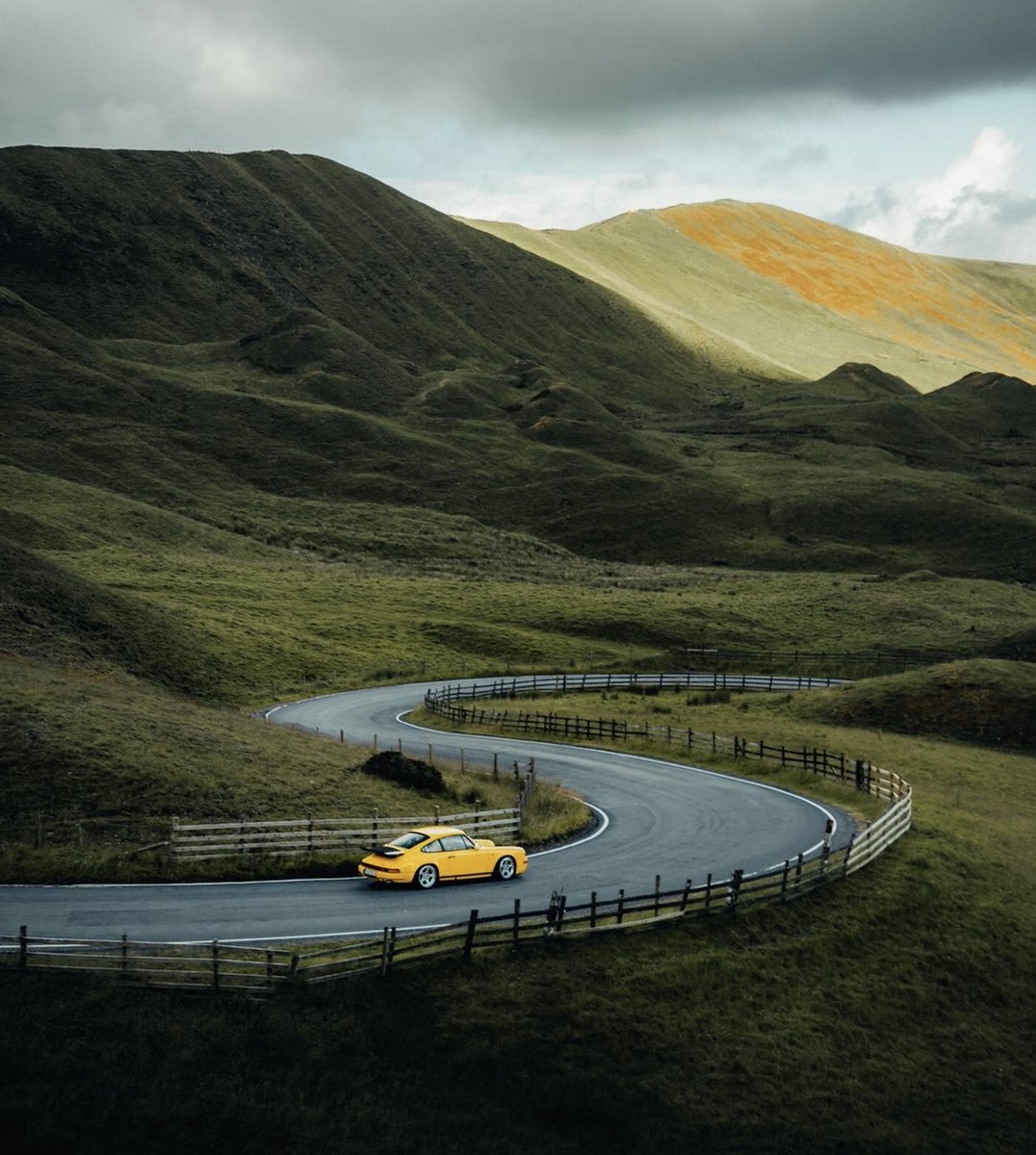 𝓎𝑒𝓁𝓁𝑜𝓌𝒷𝒾𝓇𝒹 🐥 <a href="/briandaitken/">briandaitken</a> #Porsche911 #RUF driving some roads in the #PeakDistrict UK, captured by @tomkahler (IG). #ruffyellowbird #yellowporsche #cult911 #porsche911classic #porschegb #classicporsche911 #porsche911turbo
.
Tag a friend | seikk.co.uk 😍