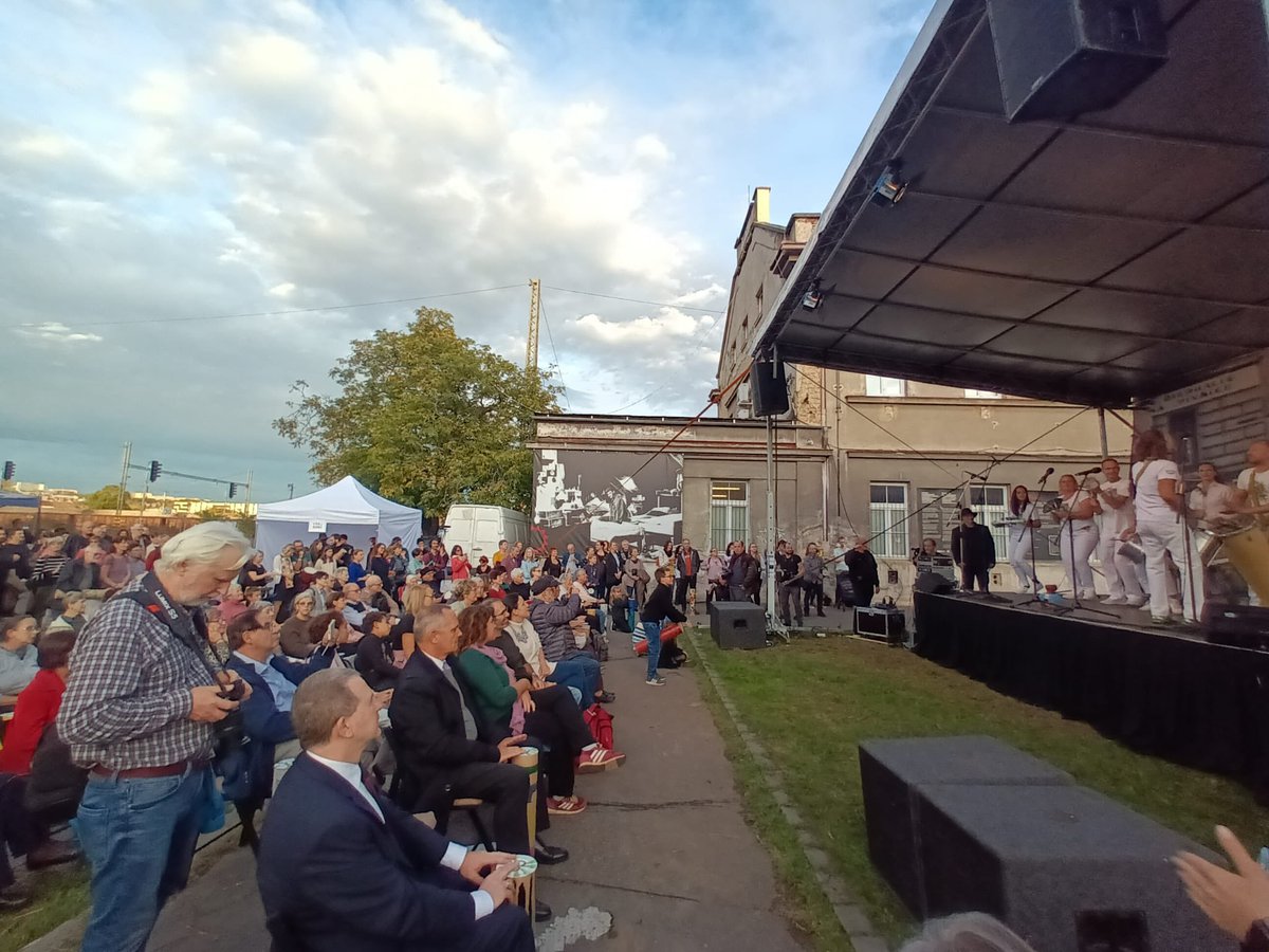 velvyslanec_SRN's tweet photo. Bubnování proti zapomnění, proti nespravedlnosti, proti mlčení – bubnování pro #Bubny. Vzpomínka na zahájení transportů židovských občanů z Prahy 16. 10. 1941.
#WeRemember https://t.co/B11yQWR7qI