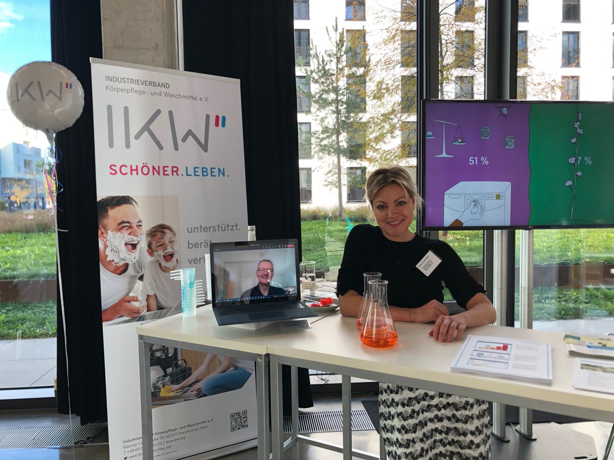 ikw_org's tweet image. Wir sind heute auf dem #ElternBloggerCafé von @styleranking in München &amp;amp; beantworten Fragen rund ums #Energiesparen &amp;amp; die Vermeidung von Unfällen mit Wasch- &amp;amp; Reinigungsmitteln im Haushalt mit kleinen Kindern. #ikw #event #verbrauchertipps
#elternblogger #elterninfluencer #ebc22