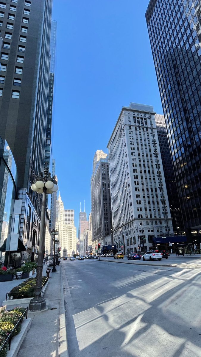 Jade_Node's tweet photo. Time for my sporadic architecture post. Booked a hotel downtown in the carbide building~ https://t.co/WnIMjVCQjb