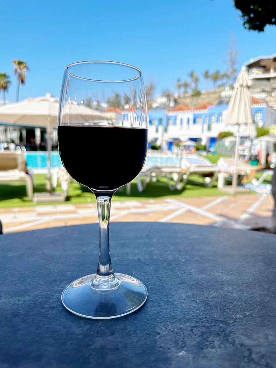 DanDohertyBlog's tweet photo. A slightly chilled @BaronDeLeyRioja while sitting by the pool on a Sunday afternoon - and why not ๐ท
#WineTwitter #Rioja #SunmerSun https://t.co/SEKKRO83GD