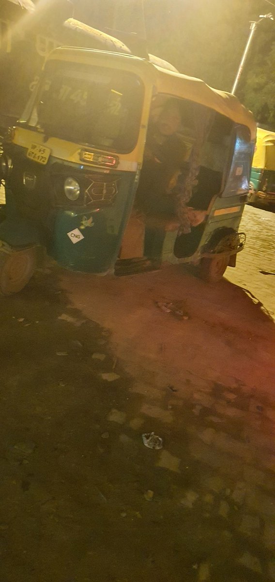ruthlessabhi's tweet image. महोदय यह ऑटो ड्राइवर शराब पीकर ऑटो चला रहा था तथा मेरी कार में टक्कर भी मारा मेरे साथ परिवार था और यह बहुत ही बदतमीजी से गाड़ी चला रहा था कृपया संज्ञान में लें| #rashdrive 
@Uppolice @IgRangeVaranasi @uptrafficpolice @CMOfficeUP