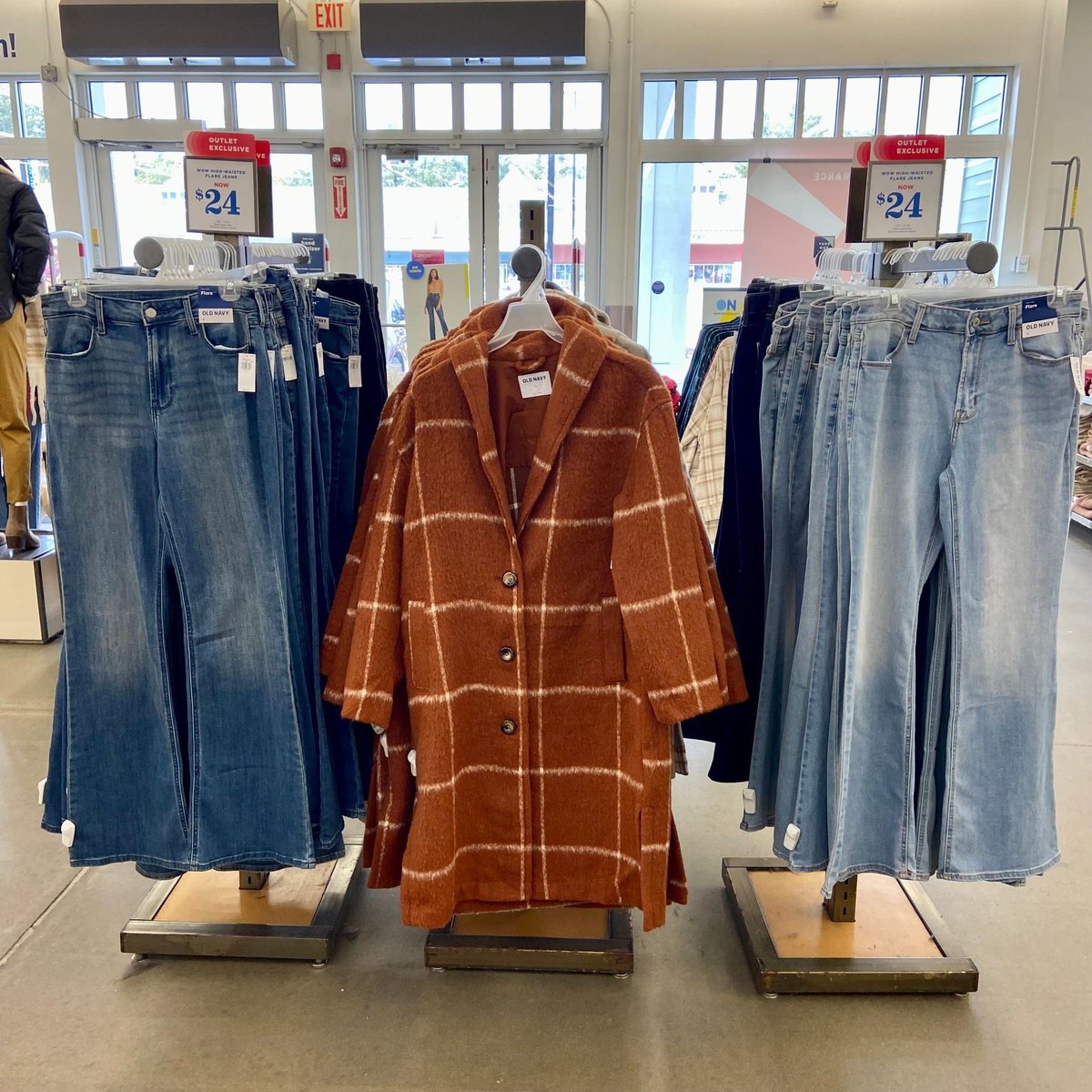 TangerTilton's tweet photo. ICYMI: TangerClub offers just dropped 🔥 Join https://t.co/WE6DtzXRJA to access exclusive savings!

🍂 #LOFTOutlet - 15% OFF a purchase of $75
🍁 Upload $100+ in receipts to unlock $10 OFF at #OldNavy

#shopping #deals #tangeroutlets #fallfashion #ootd #newhampshire #visitnh https://t.co/n5jAkNgImZ