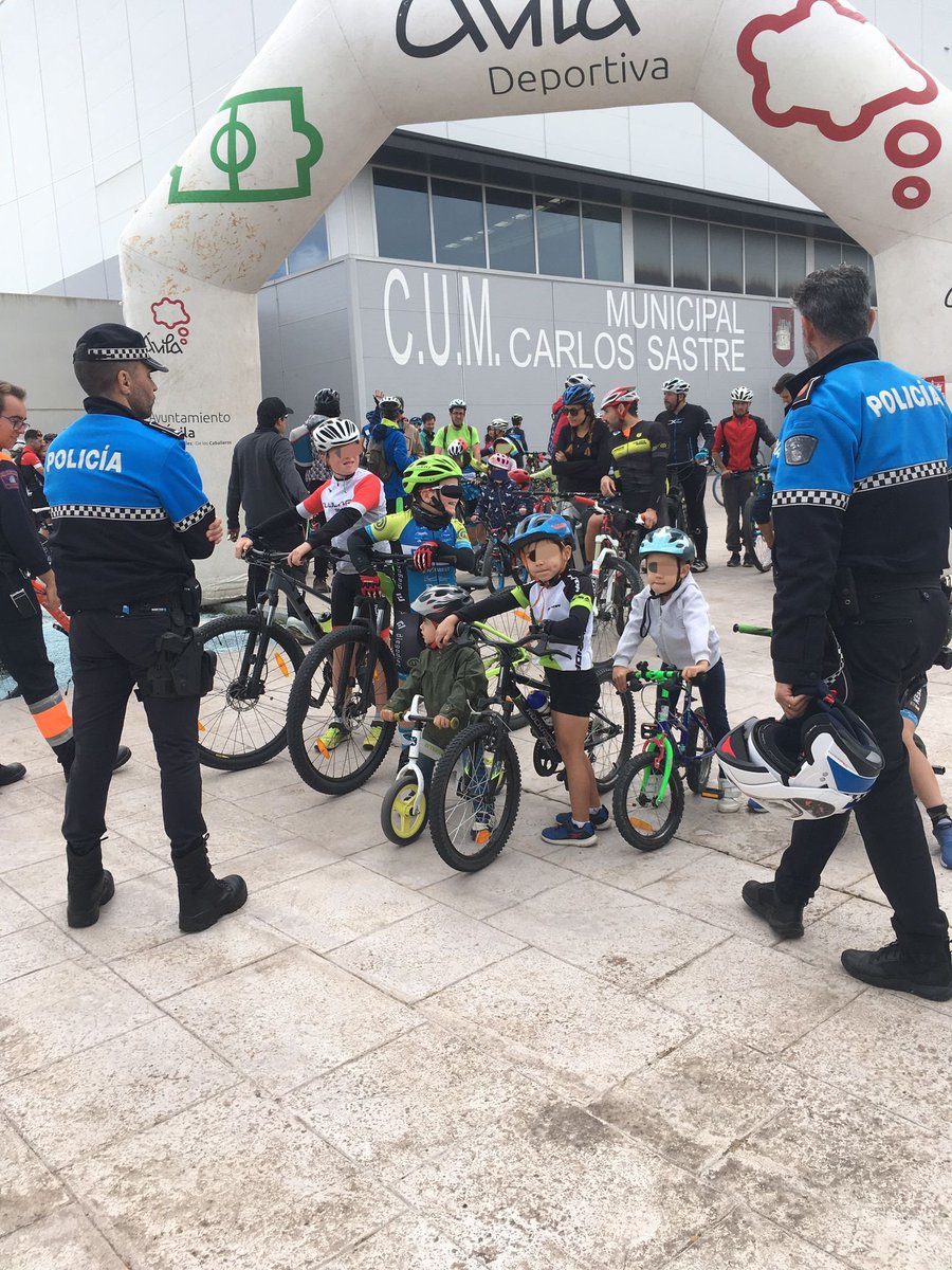 EmergenciaAvila's tweet photo. En el abrazo a la muralla organizado por @ContraCancerAv y en la ciclomarcha familiar, esta mañana hemos estado acompañándoos con efectivos de #PolicíaLocalAv y @ProteCivilAvila https://t.co/3DNljmcqzj