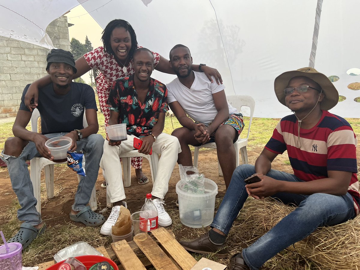 Shumbakadzi11's tweet photo. Meeting Twitter friends is always a vibe. Happy Sunday @LeninRoger_ @ril_nyamz #SkugMarket come through https://t.co/lxLiRCjLif