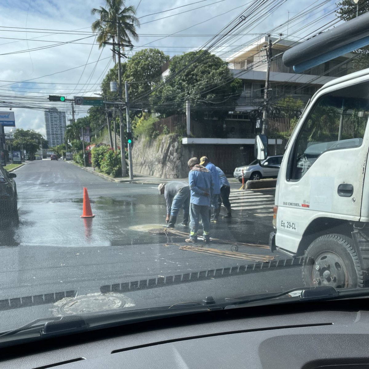 AndyFailer's tweet photo. La cárcava que “repararon” ayer, rebalsó hoy… https://t.co/BfafOrIzM1