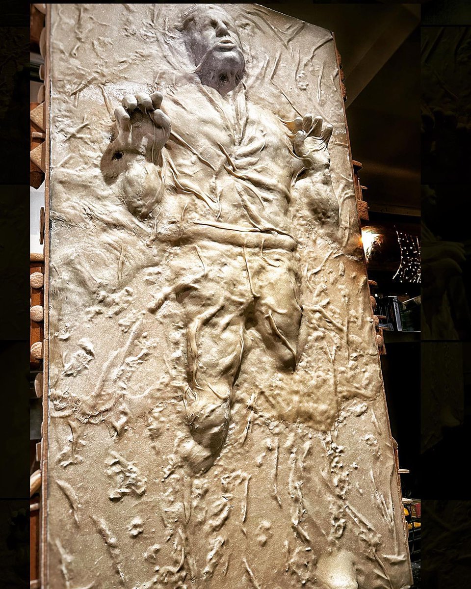 CerfiaFR's tweet photo. 🇺🇸 INSOLITE | Une boulangerie californienne a créé une réplique grandeur nature de #HanSolo, entièrement en pâte à pain. La sculpture d’1m80 est nommée « Pan Solo ».

(NYTimes) #StarWars https://t.co/dfavG3VYJM