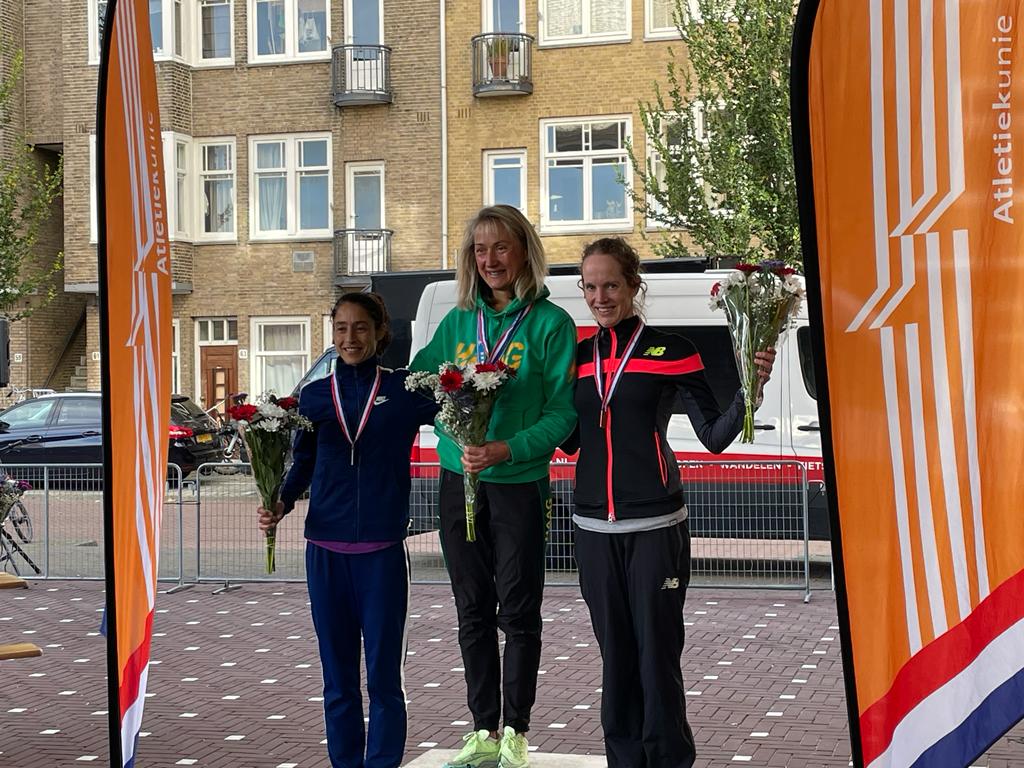 inge_de_jong's tweet photo. Met deze 2 snelle dames op het podium bij V45+. 2:59.15 op het NK marathon @TCS_Europe. Het was weer feest. Dank aan alle vrijwilligers van #LeChampion en het vele publiek. https://t.co/duZtuT4SWZ