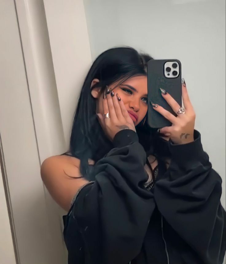 ㅤ    
      —ʀɪʀɪ.
           I got these bitches in their feelings
           Got them feeling ways, they in love
                      
    ㅤ