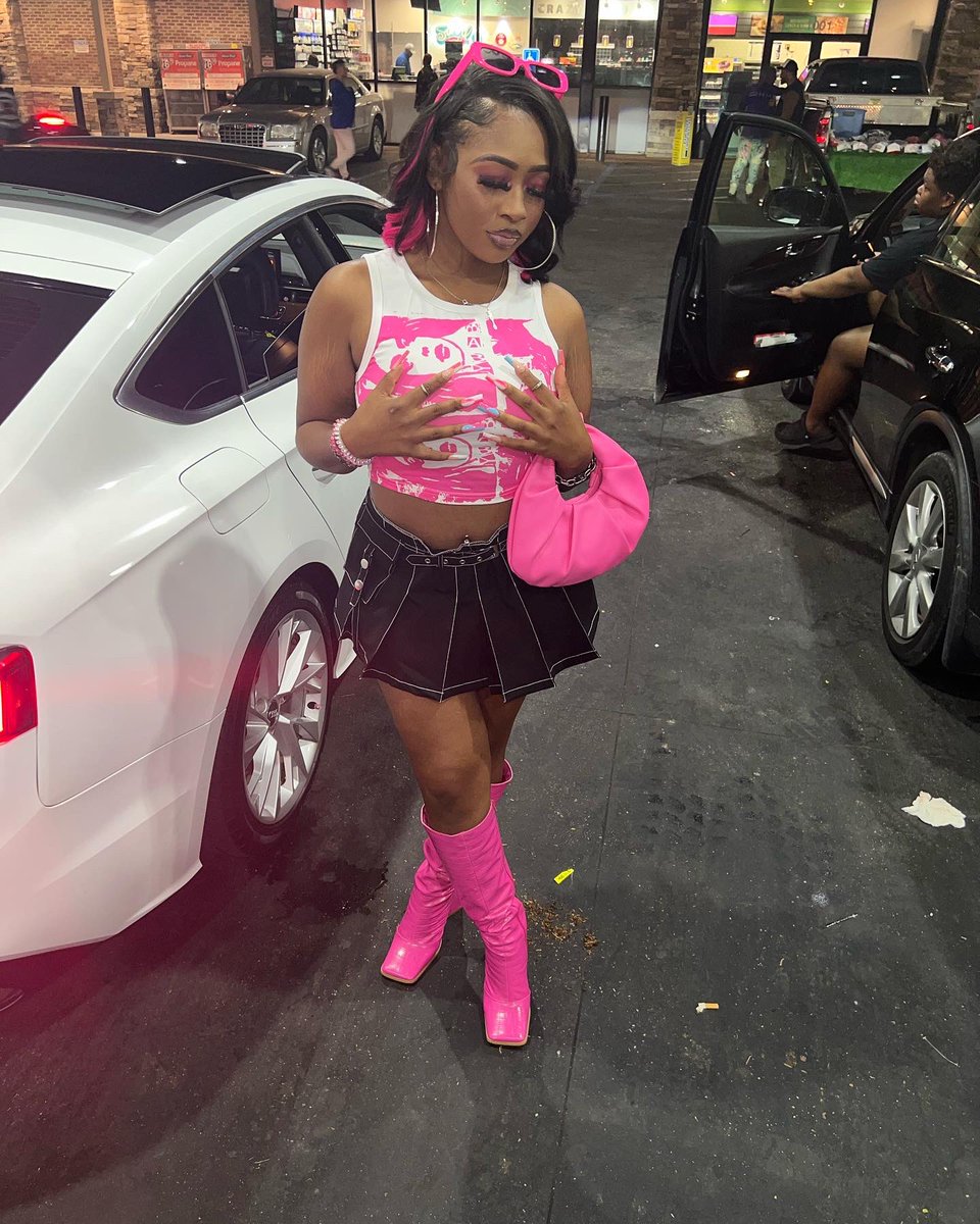 Geaux_Lo's tweet photo. HOES BE THINKING ITS SWEET CAUSE I LIKE PINK AND I LIKE GLITTER. 💕✨ https://t.co/UaYFsMa7Mk