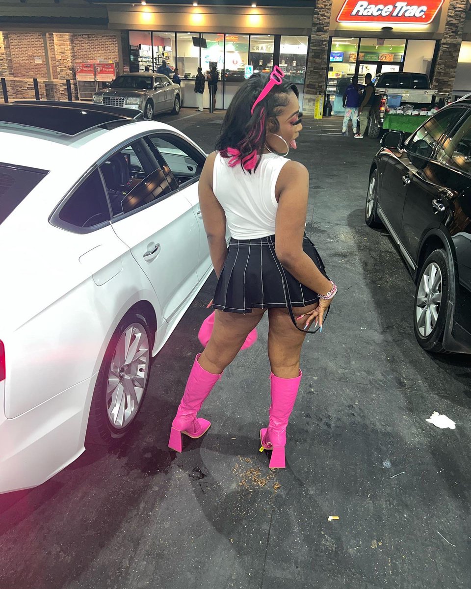 Geaux_Lo's tweet photo. HOES BE THINKING ITS SWEET CAUSE I LIKE PINK AND I LIKE GLITTER. 💕✨ https://t.co/UaYFsMa7Mk