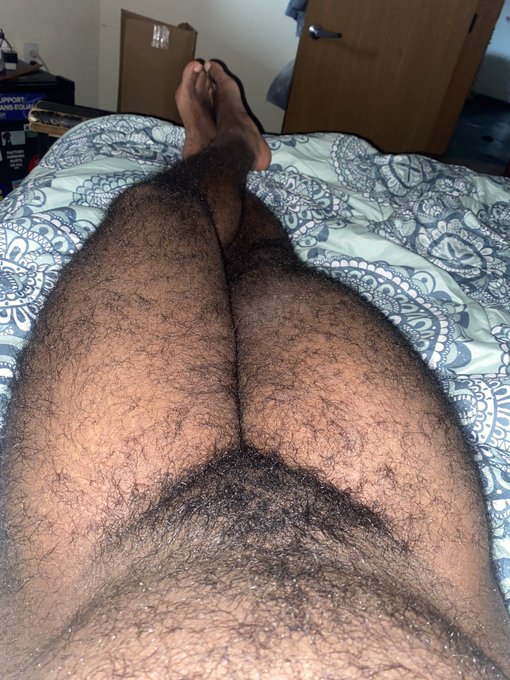 Just chillin in bed&hellip; who&rsquo;s joining me? https://t.co/PuCiWDjEiL