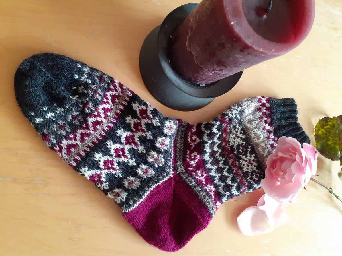 ClaudoScope's tweet image. Finished the 1st of these #socks. It's not perfect #strandedcolourwork and managing 4 #threads of #wool is challenging, but I made it myself and that's quite satisfying 😀The 2nd #sock is on the needles,  it's #socktober after all
#knitting #sockknitting #stricken #sockenstricken