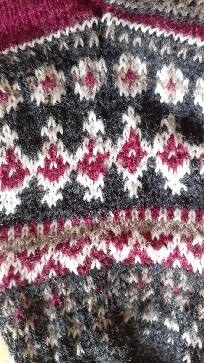 ClaudoScope's tweet image. Finished the 1st of these #socks. It's not perfect #strandedcolourwork and managing 4 #threads of #wool is challenging, but I made it myself and that's quite satisfying 😀The 2nd #sock is on the needles,  it's #socktober after all
#knitting #sockknitting #stricken #sockenstricken