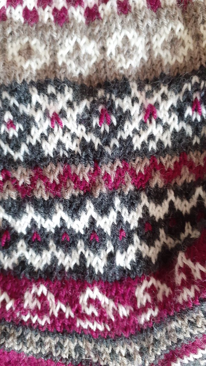 ClaudoScope's tweet image. Finished the 1st of these #socks. It's not perfect #strandedcolourwork and managing 4 #threads of #wool is challenging, but I made it myself and that's quite satisfying 😀The 2nd #sock is on the needles,  it's #socktober after all
#knitting #sockknitting #stricken #sockenstricken