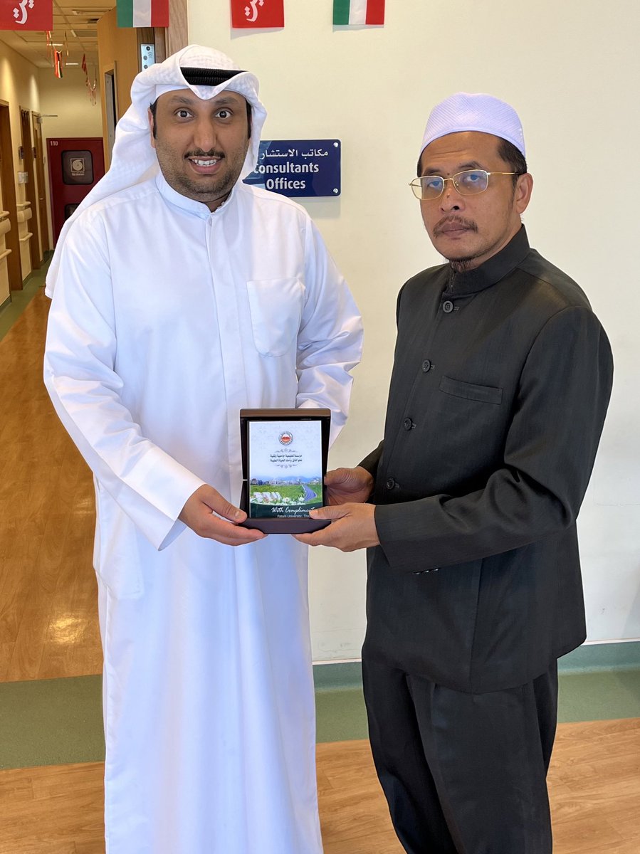 SalehAlmouli's tweet photo. تشرفت صباح اليوم بأستقبال نائب الرئيس للشؤون العلمية و البحث العلمي في جامعة فطاني - مملكة تايلند  البروفيسور / زكريا هاما حيث قدم لنا كتاباً من مؤلفاته https://t.co/02HZlWfZtS