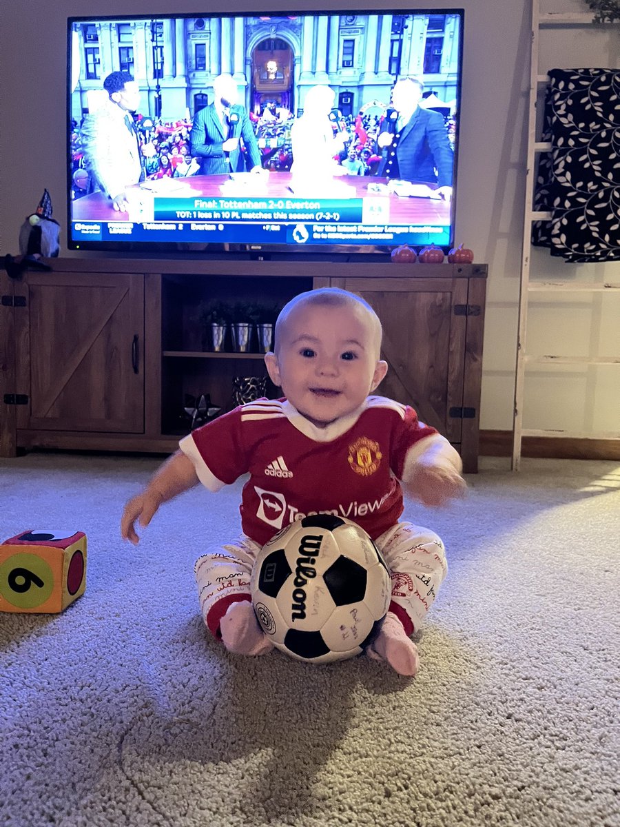markuswright90's tweet photo. Zafira is up and ready for a great day of footy ⚽️ #MyPLMornings @premierleague @ManUtd 👹 https://t.co/tHKbT9O8OJ