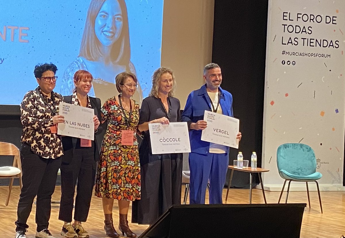 Coremur's tweet photo. TIENDAS QUE INSPIRAN
Enhorabuena, “En las nubes, Isabel y Emilia”, “Cóccole, Maite”, “Espacio Vergel, Alberto”
Carmen Piñero está feliz reconociendo el mérito del pequeño comercio y sintiéndose orgullosa de pertenecer al sector. #coremur #murciashopsforum https://t.co/YSvRvxrKag