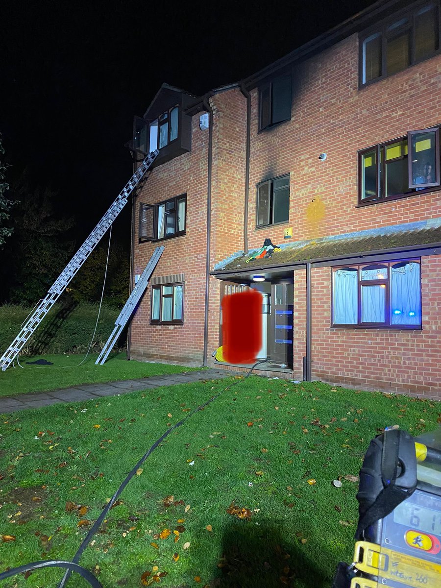 WMFSHighgate's tweet photo. At 6am our teams rescued 2 people via a ladder, led another person to safety from inside and a family of 4 escaped from the 1st floor window. Smoke Alarms save lives - have you checked yours lately? ☎️ 08003895525 for home safety advice. https://t.co/vxAWM5vPTR