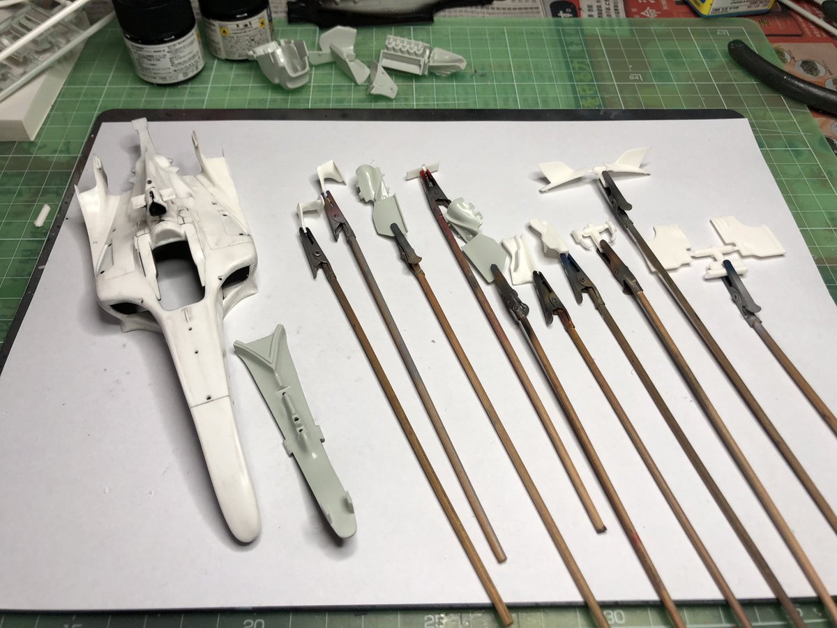 hirolo6708's tweet photo. ボディーにつけられる部品を粗方付け裏側に透け防止に半艶黒を。
表面のパーティングラインなどを処理して塗装準備。
今回、赤はタミヤのブライトレッドにしました。
下地は適当に作ったピンクです。
#Over2000sF1コンペ
#F2005
#RevellF2005製作hirolo https://t.co/eqYTLCHLMh