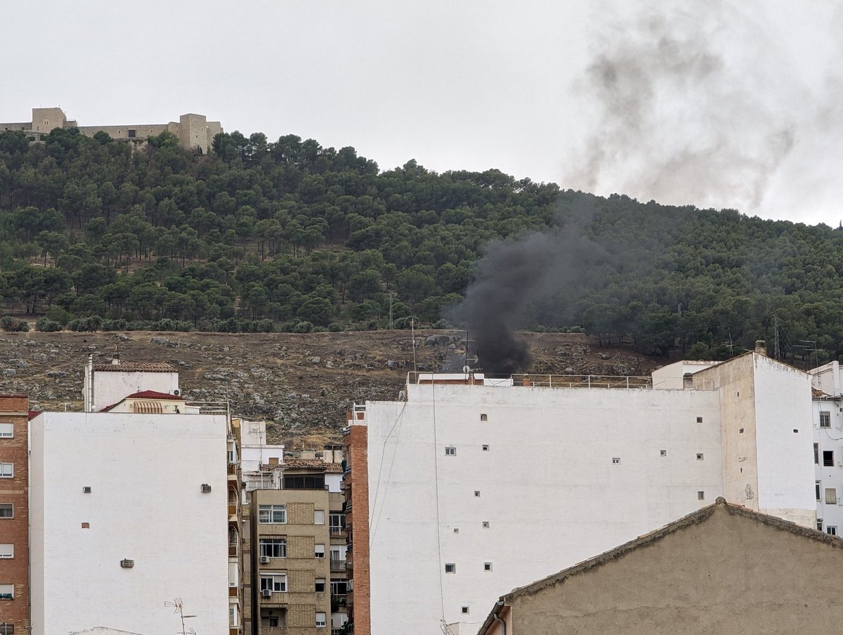 symbel30's tweet photo. Alguien sabe algo se donde viene ese humo? #Jaen https://t.co/hcKEuWhLti