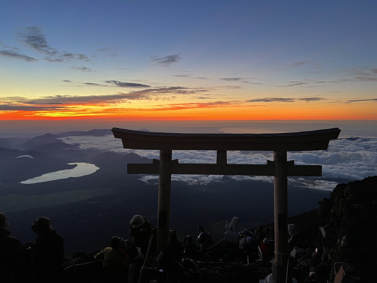 kaz012667's tweet photo. 登山に嵌まってます。
山頂から見る景色が大好きです。

1.夕日(北岳)
2.虹(北岳)
3.朝焼け(富士山)
4.御来光(槍ヶ岳) https://t.co/Kn3658e4qF