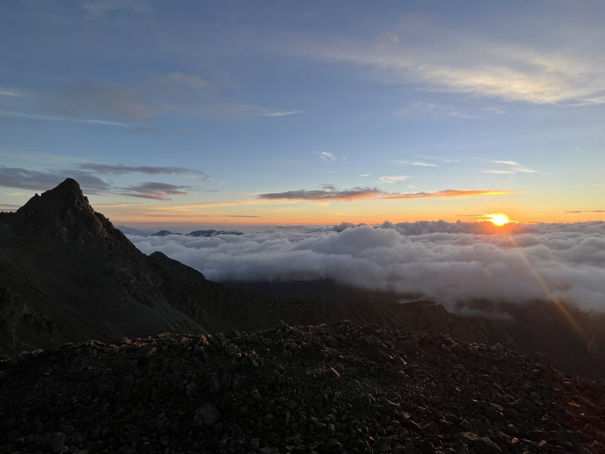 kaz012667's tweet photo. 登山に嵌まってます。
山頂から見る景色が大好きです。

1.夕日(北岳)
2.虹(北岳)
3.朝焼け(富士山)
4.御来光(槍ヶ岳) https://t.co/Kn3658e4qF