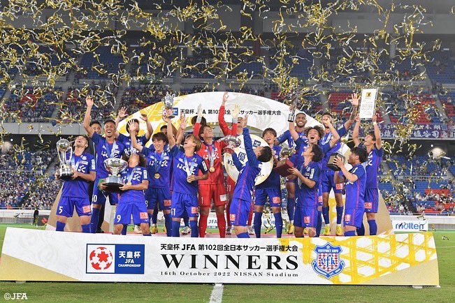 ed_mancha95's tweet photo. Campeão da copa do imperador 🇯🇵 , Sem palavras para explicar tanta felicidade, com apenas 3 meses conseguir conquistar um título tãoimportante o primeiro do @vfk_official  e entrar para a história do clube !Obrigado a todos que confiaram no meu trabalho , Parabéns a esta equipe! https://t.co/V11LH54aZ6