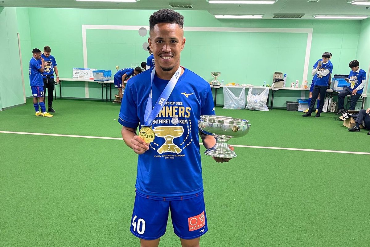 ed_mancha95's tweet photo. Campeão da copa do imperador 🇯🇵 , Sem palavras para explicar tanta felicidade, com apenas 3 meses conseguir conquistar um título tãoimportante o primeiro do @vfk_official  e entrar para a história do clube !Obrigado a todos que confiaram no meu trabalho , Parabéns a esta equipe! https://t.co/V11LH54aZ6