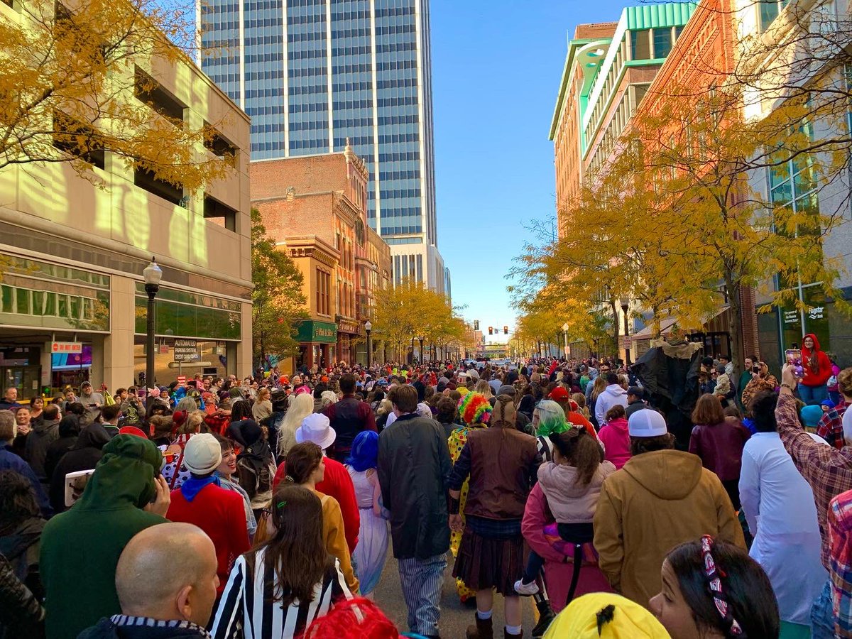 whatzupftwayne's tweet photo. Zombie Walk 🧟‍♂️ #frightnightfw #zombiewalk #DTFW #fortwayne #zombies #whatzupftwayne https://t.co/QilRabGBmr