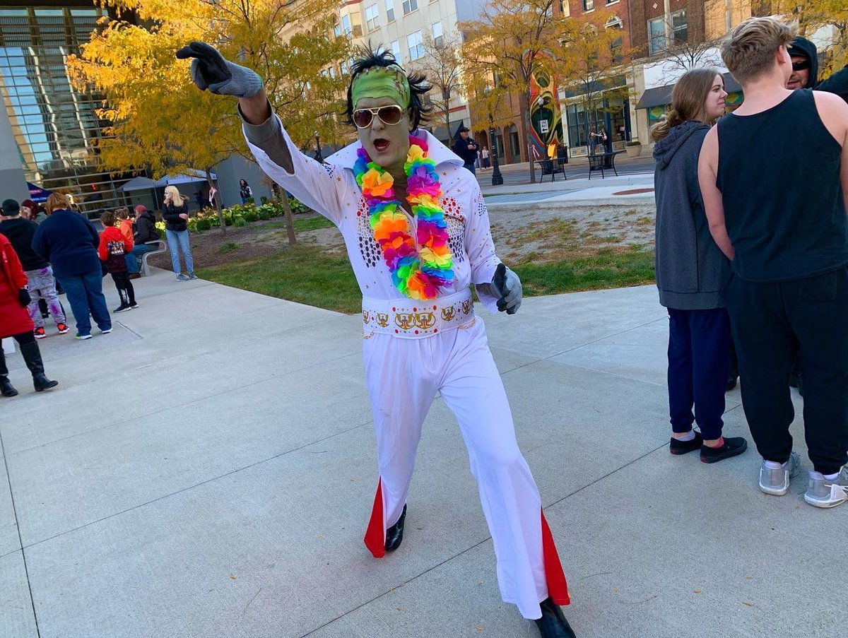 whatzupftwayne's tweet photo. Zombie Walk 🧟‍♂️ #frightnightfw #zombiewalk #DTFW #fortwayne #zombies #whatzupftwayne https://t.co/QilRabGBmr