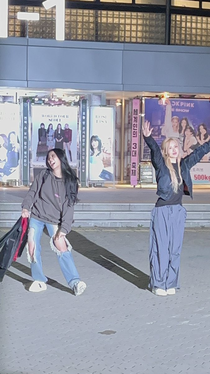 pinksfoureverrr's tweet photo. my beloved jenlisa and chaesoo, i'm so proud of you four! @BLACKPINK https://t.co/UZAB9RAj0E