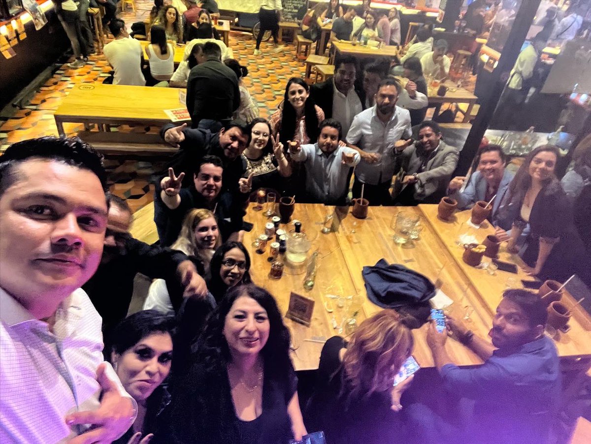 Reunión trimestral de secretarios y directivos de <a href="/conalidemx/">Consejo Nacional de Líderes Empresarios</a> ¡Juntos somos un gran equipo! 😎 #MezcalInterjet 🥃 #Interjet ✈️ #FincaRobles 🇲🇽