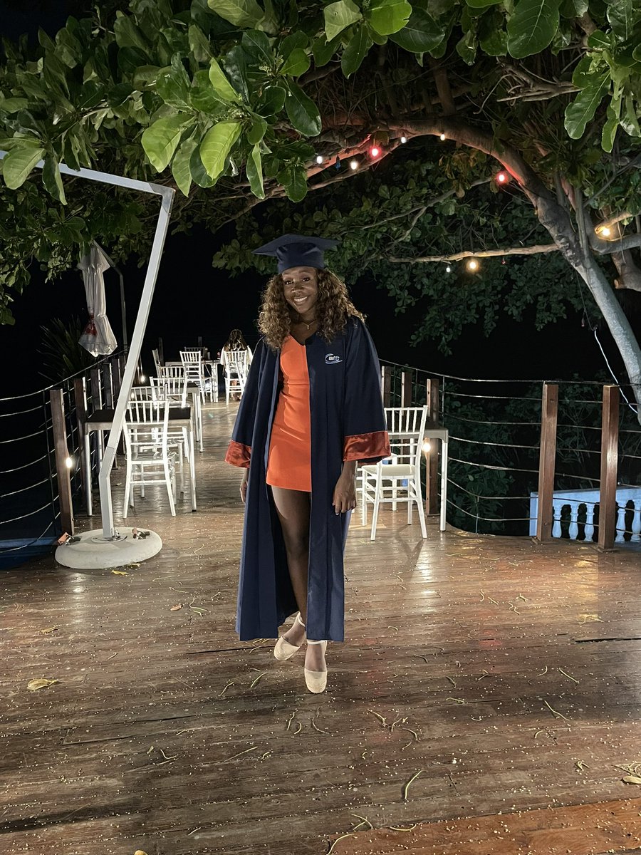 melannieeess's tweet photo. Linda e Graduada 🥰 https://t.co/pOYsLqhIbf