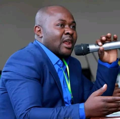Nous condamnons avec beaucoup d'énergie l'acte d'intimidation à l'égard de ce grand homme socialiste @Maitre_sephin_Ramazani à qui, son passeport a été bloqué par la DGM à l'aéroport de Ndjili pour des raisons non connues jusque là.
<a href="/fatshi13/">Félix A. Tshisekedi</a> <a href="/moise_katumbi/">Moise Katumbi</a> <a href="/katebemulubwa02/">Patrick Katebemulubwa</a>