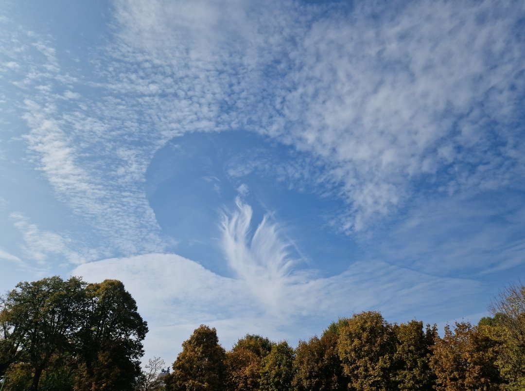 Starofbastian's tweet photo. @ZAMG_AT Gab grad eine coole Wolkenformation über Wien. https://t.co/dXCGUpxxqP