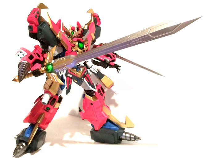 その④
本来左腕についてるんだけど
超重剣も十分アルティメットに持たせてもでかいのでかっこいいかと

最終形態に合体入れるとどうしても無茶なバランスとか外れたりで動かし辛くなるので最強形態を単体可動モデルで出す判断も大有りかと
#千値練
#超重神グラヴィオン
#超重神グラヴィオンzwei 