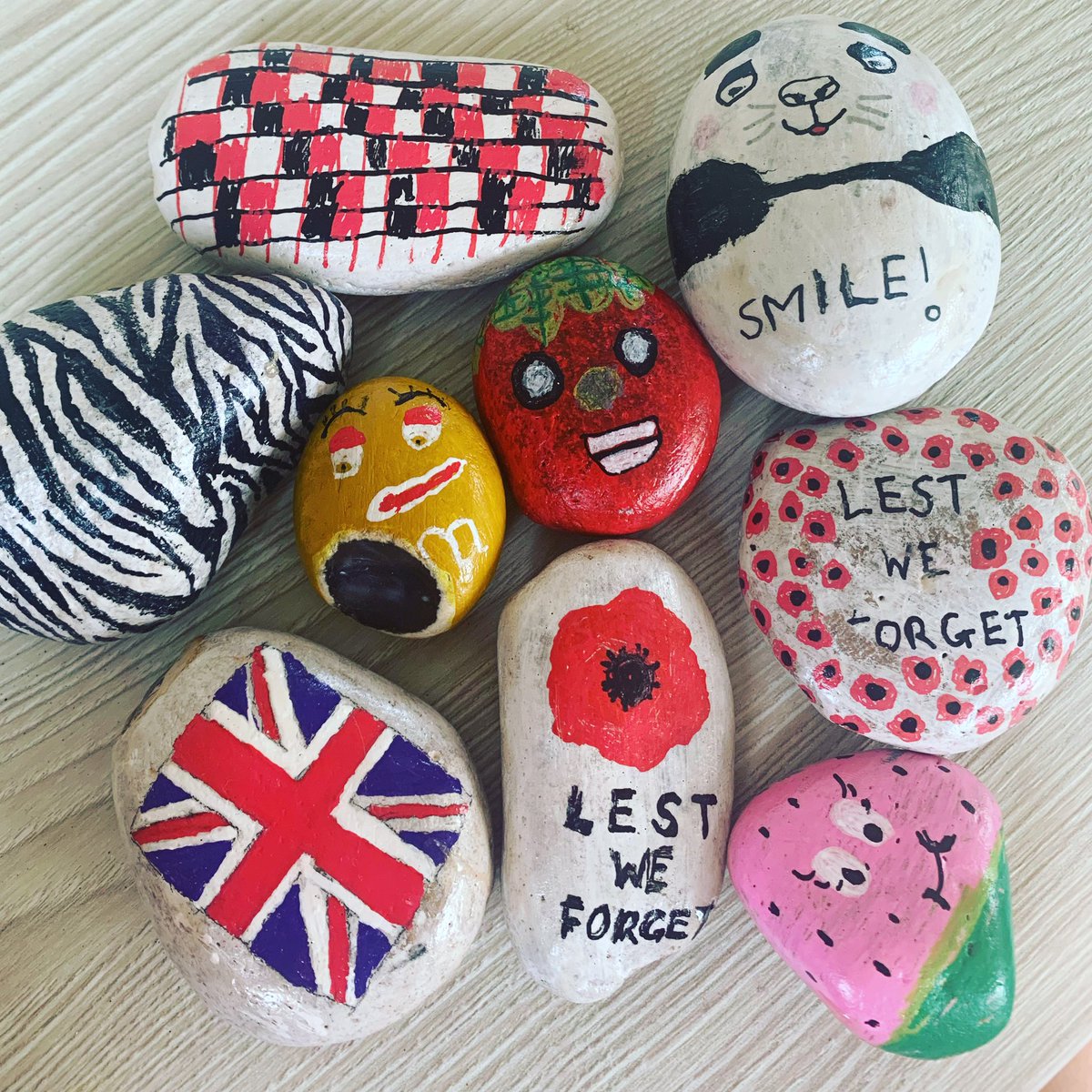 Simmorocks1's tweet photo. New rocks ready to hide #simmorocks #rockpainting #paintedrocks #rockart #stonepainting #stoneart #art #kindnessrocks #paintedstones #painting #rockpaintingart #pebbleart #paintedpebbles #pebblepainting #rocks #acrylicpainting #paintingrocks #handmade #rockhiding #handpainted https://t.co/tGaoiryars