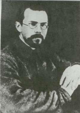 En abril de 1918 un artista ruso presentó un símbolo donde se combinaba la Hoz y el Martillo para representar la unión entre campesinos y obreros. Esta propuesta fue aprobada en el V Congreso de los Soviets ese mismo año. El nombre del artista, Yevgueni Kamzolkin.